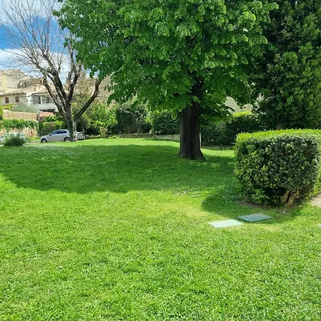 Spacieux T2, Emplacement Ideal Et Parking Prive Uzès Exterior foto