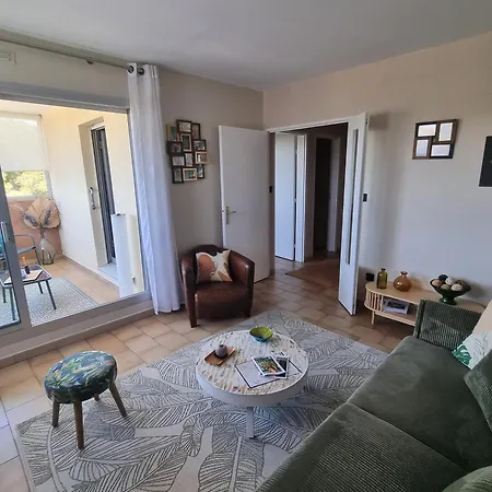 Spacieux T2, Emplacement Ideal Et Parking Prive Uzes Exterior photo