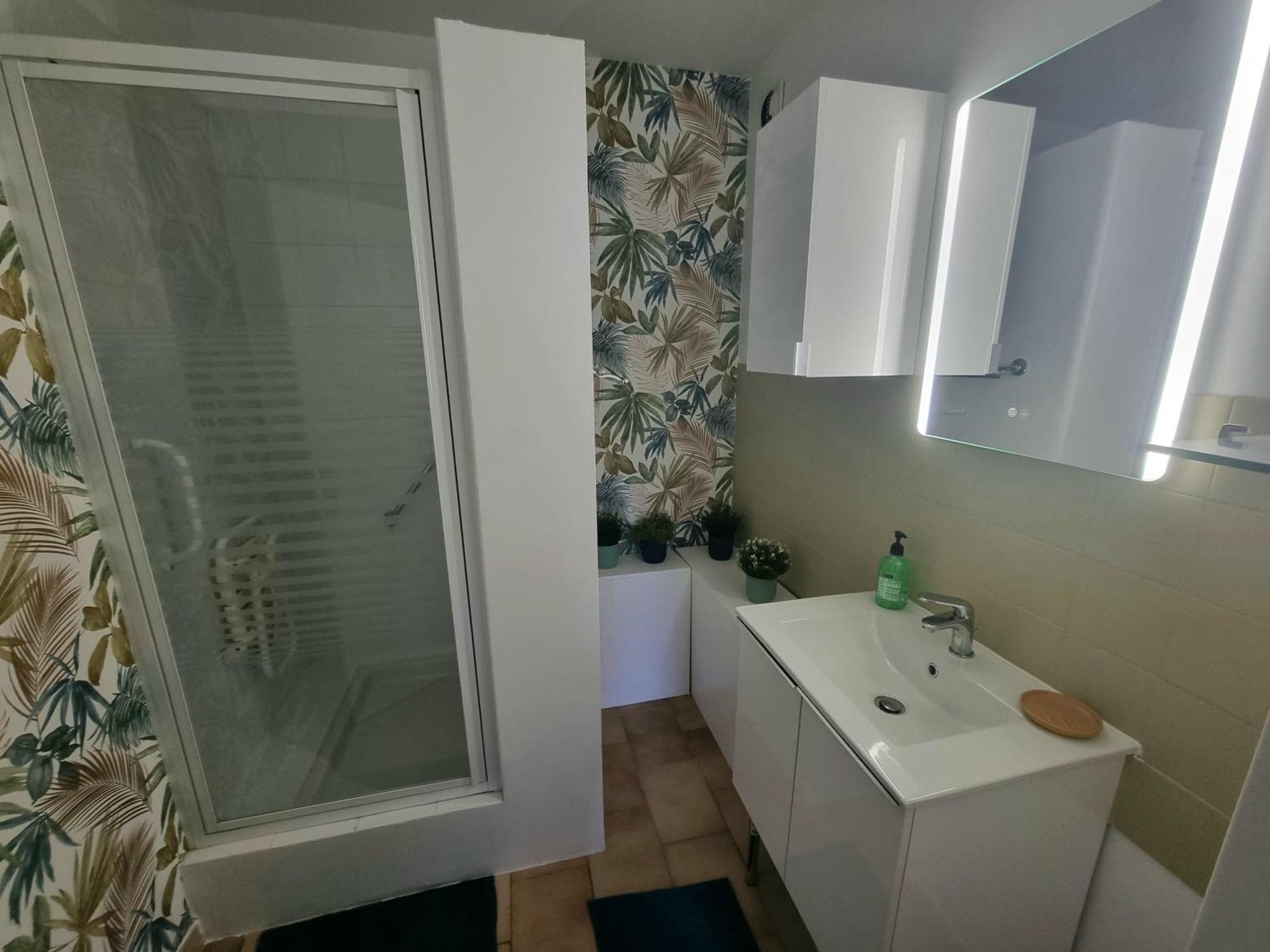 Apartment Spacieux T2, Emplacement Ideal Et Parking Prive *