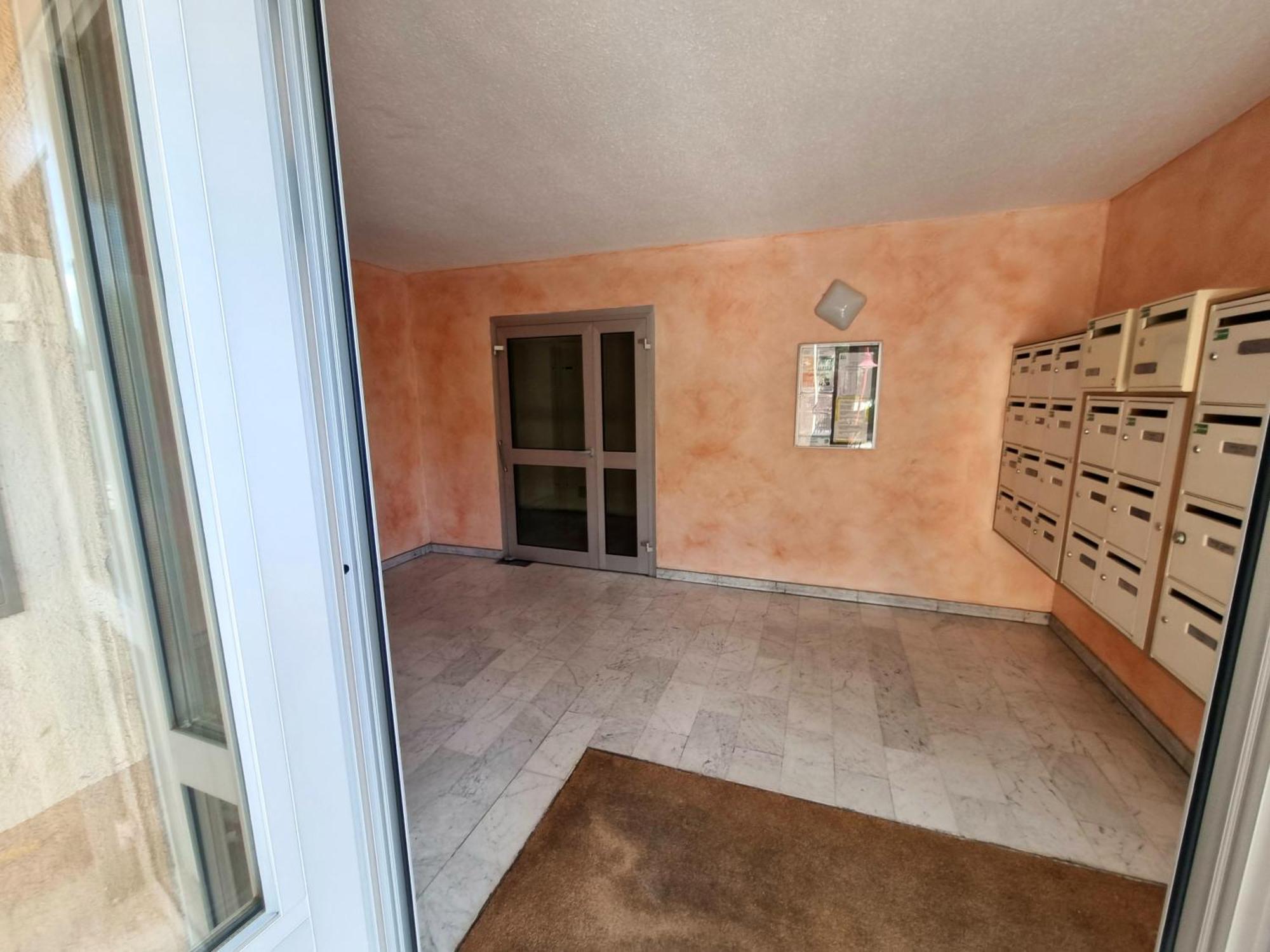 Apartment Spacieux T2, Emplacement Ideal Et Parking Prive *