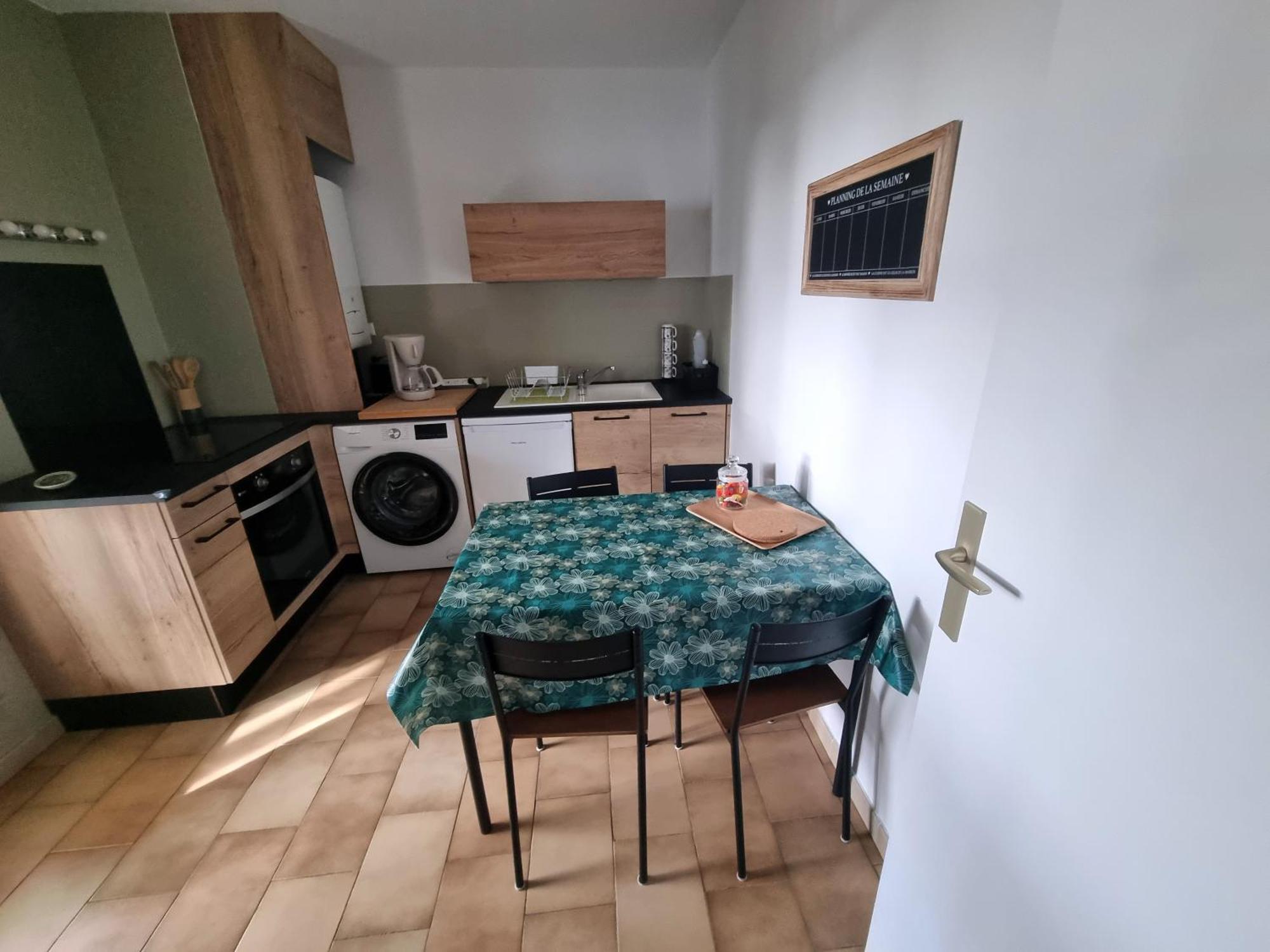 Spacieux T2, Emplacement Ideal Et Parking Prive Apartment