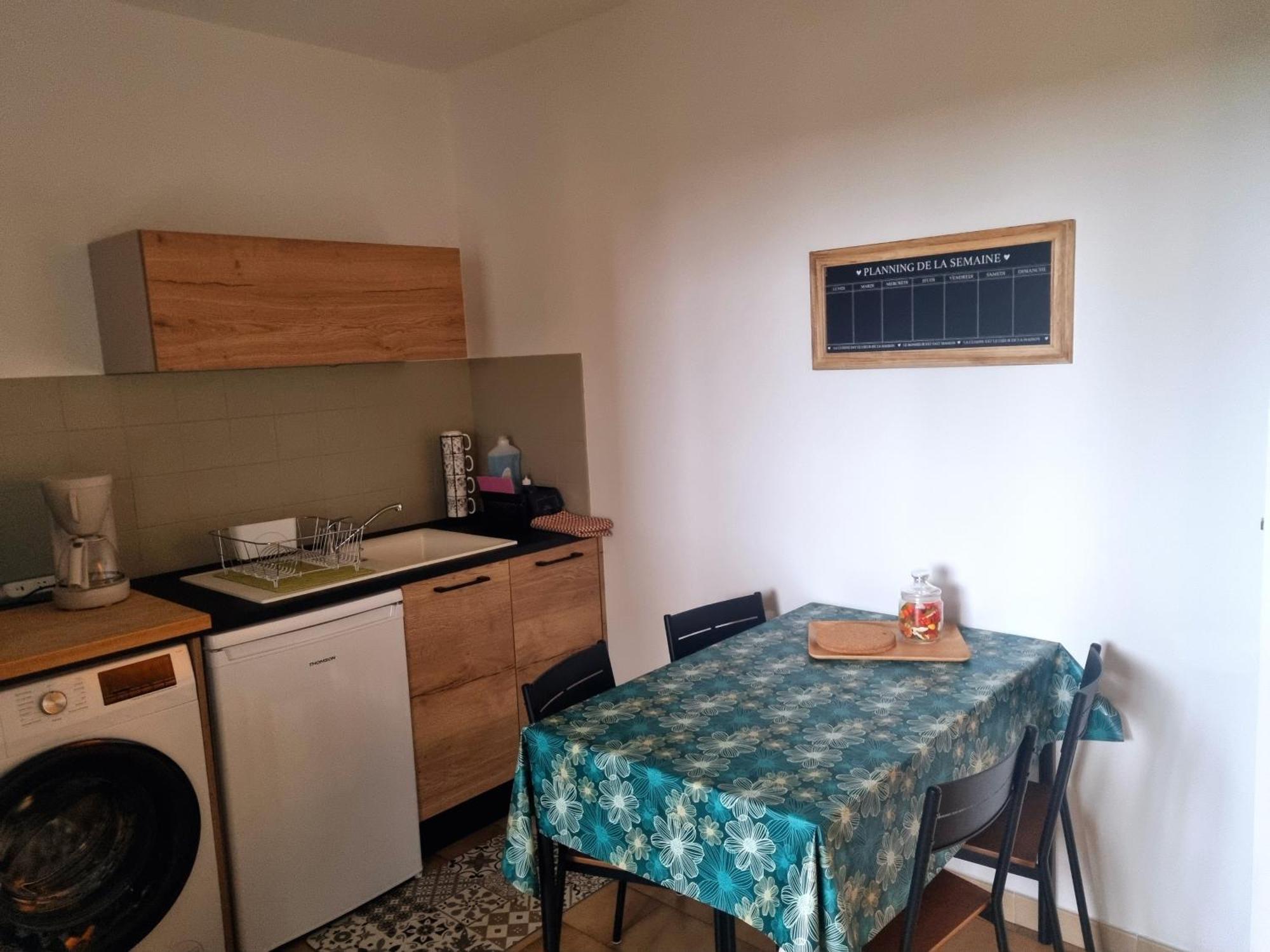 Spacieux T2, Emplacement Ideal Et Parking Prive Uzès
