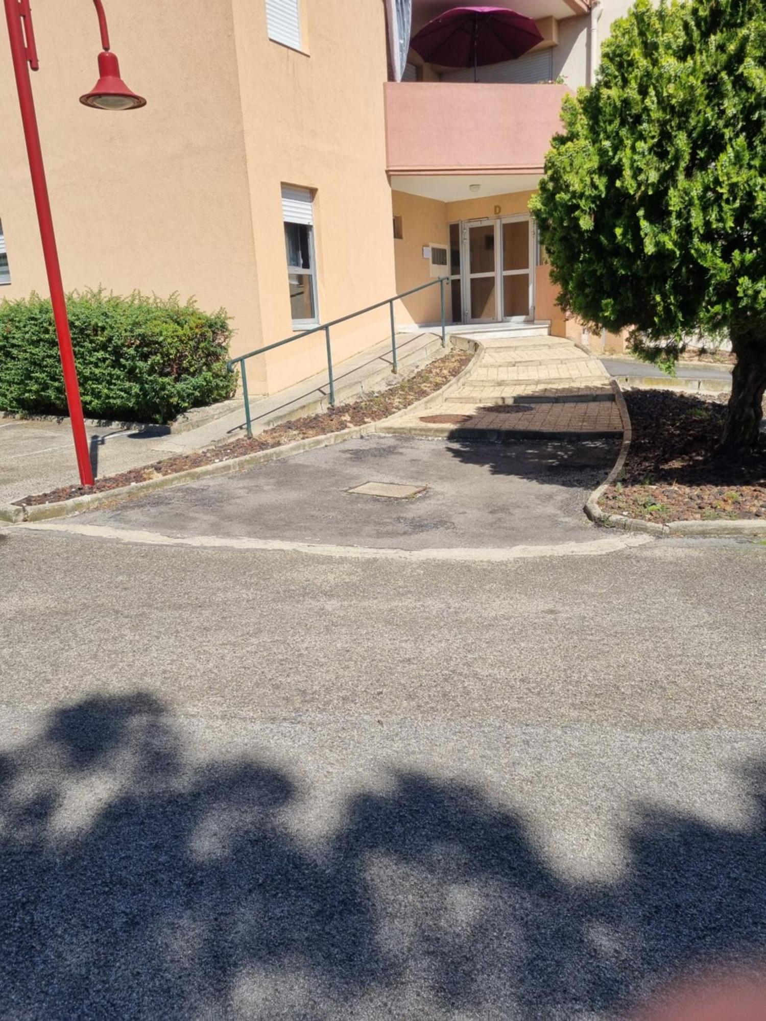 Spacieux T2, Emplacement Ideal Et Parking Prive Uzès